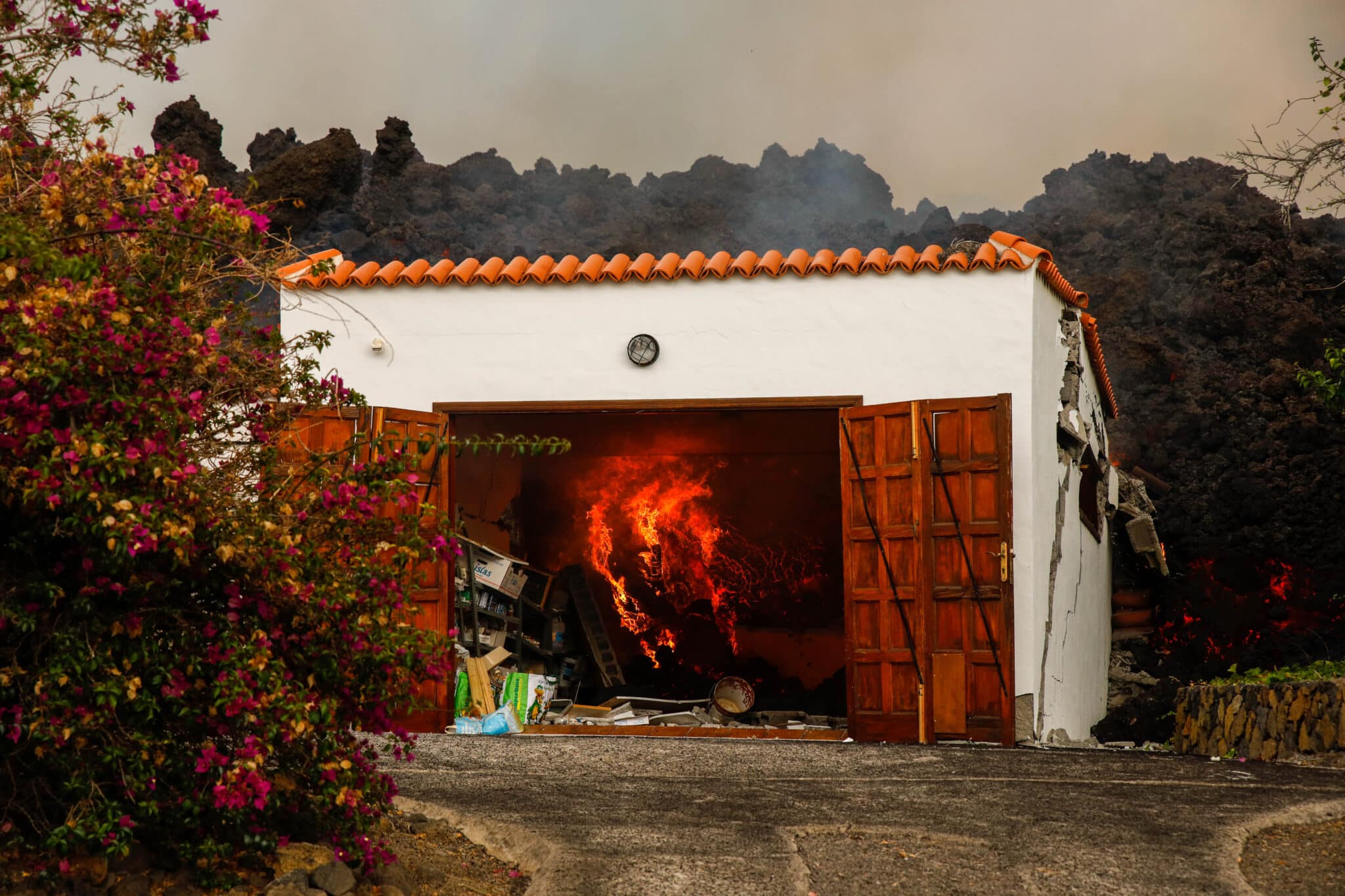 La lava del volcán destruye una casa de la zona de Los Llanos, en El Paso, La Palma