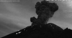 El volcán Popocatépelt emite una columna de humo y ceniza de unos 2.500 metros de altura