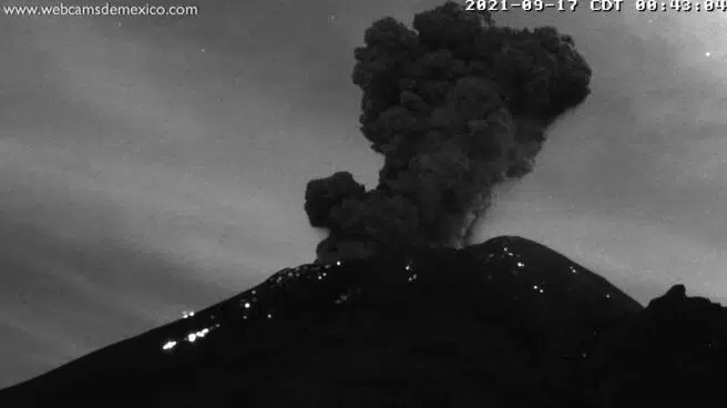 El volcán Popocatépelt emite una columna de humo y ceniza de unos 2.500 metros de altura
