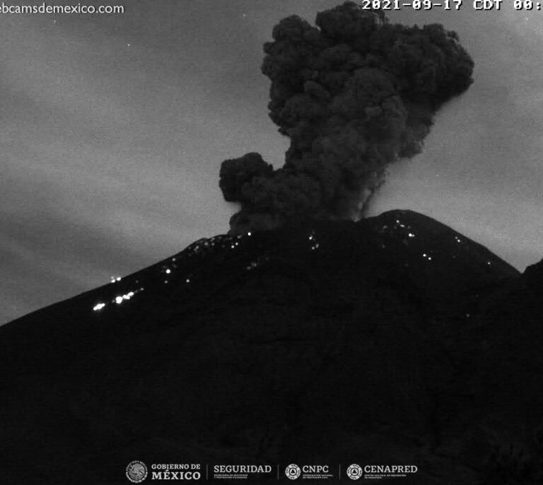 El volcán Popocatépelt emite una columna de humo y ceniza de unos 2.500 metros de altura
