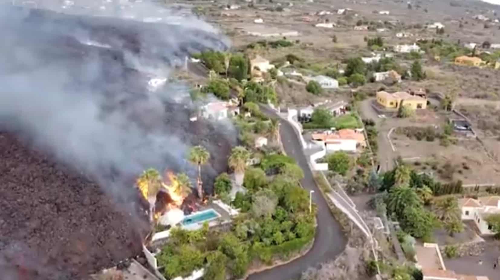 Imagen captada por un dron del avance de la lava en La Palma