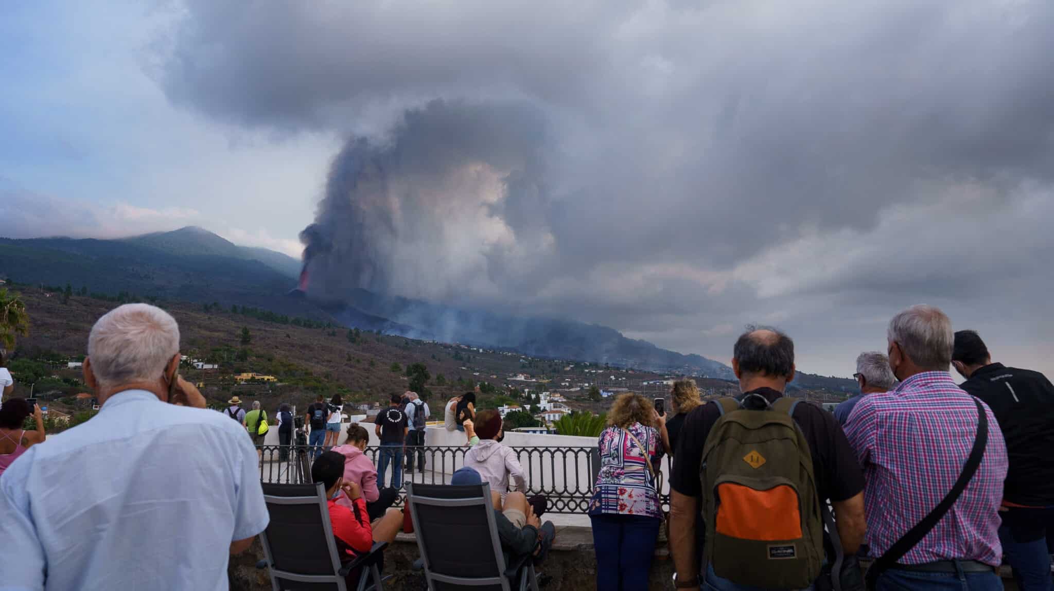 La erupción del volcán de la Palma ya atrae a algunos turistas