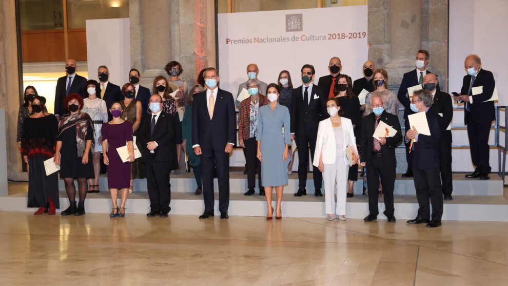 Victoria Prego -junto a la Reina- en la entrega de los Premios Nacionales de Cultura.