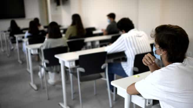 Historiadores avisan de la "sobrerrepresentación" de contenidos políticos en Historia de España de 2º Bachillerato Alumnos en un aula