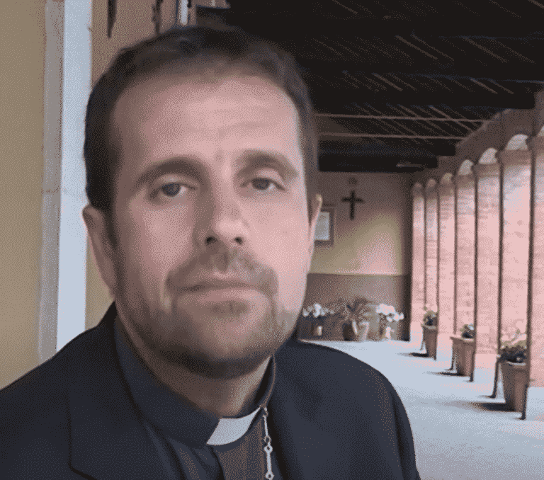 El exobispo de Solsona dimitió por amor a una escritora de novela erótica-sádica