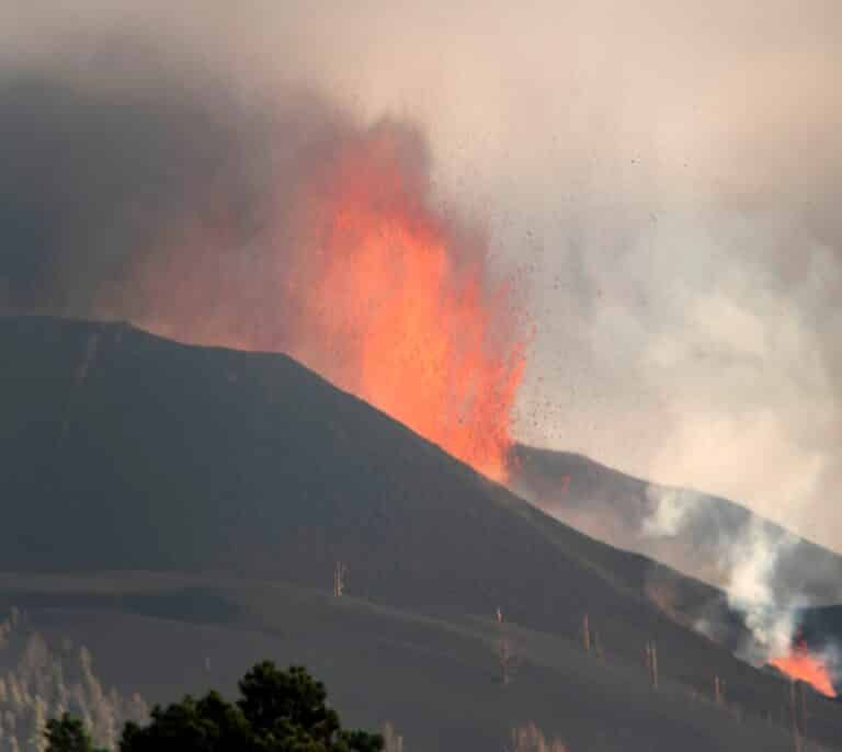 Confinamiento en La Palma: vecinos de Tazacorte deberán permanecer en sus casas por la llegada de la lava al mar
