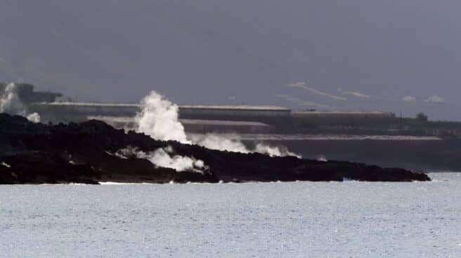 Vista del delta de lava en la costa de Tazacorte en la isla de La Palma este lunes.