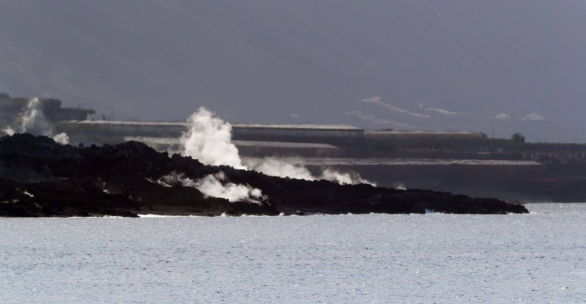 Vista del delta de lava en la costa de Tazacorte en la isla de La Palma este lunes.