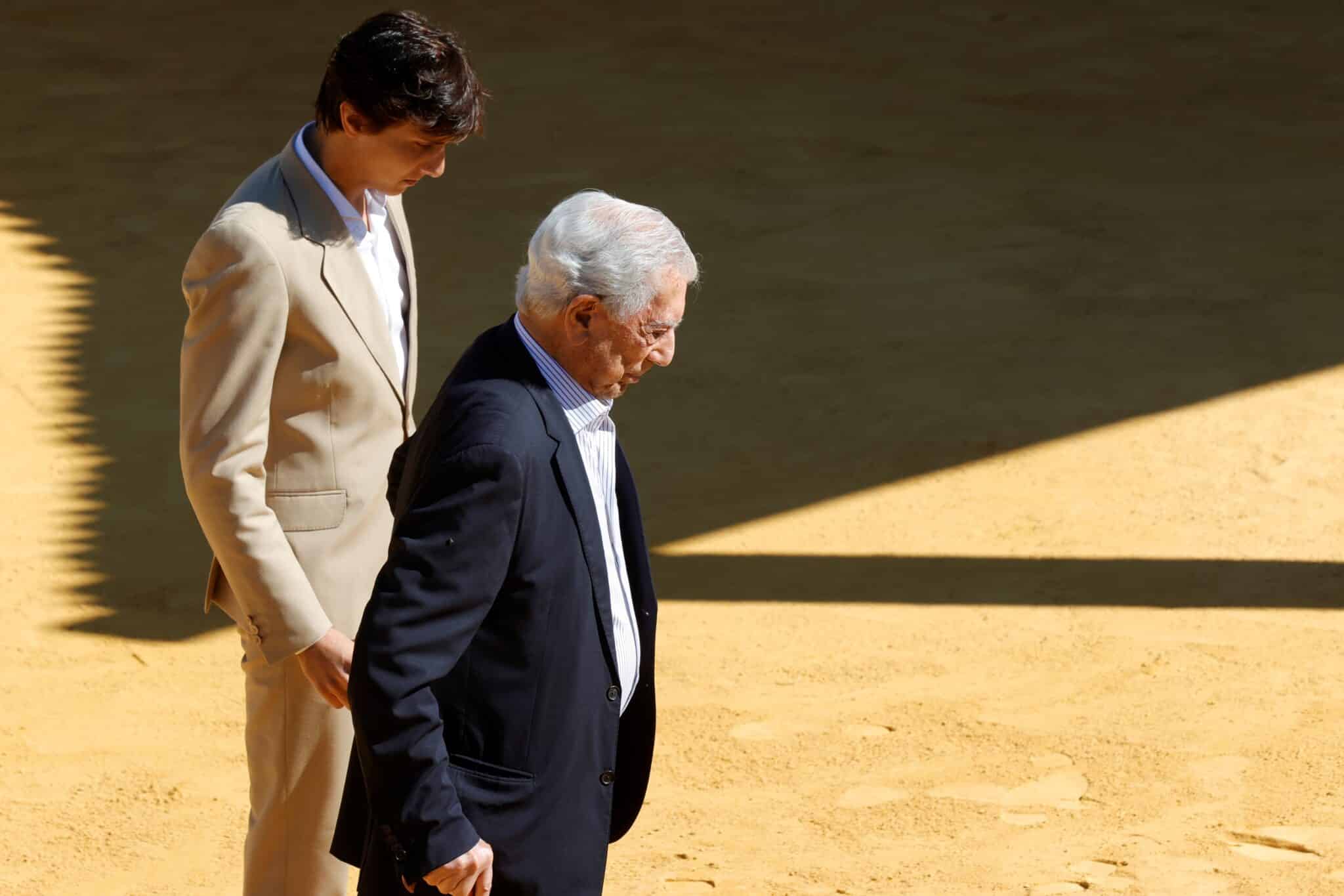 El escritor peruano Mario Vargas Llosa y el diestro peruano Roca Rey a su llegada a la jornada