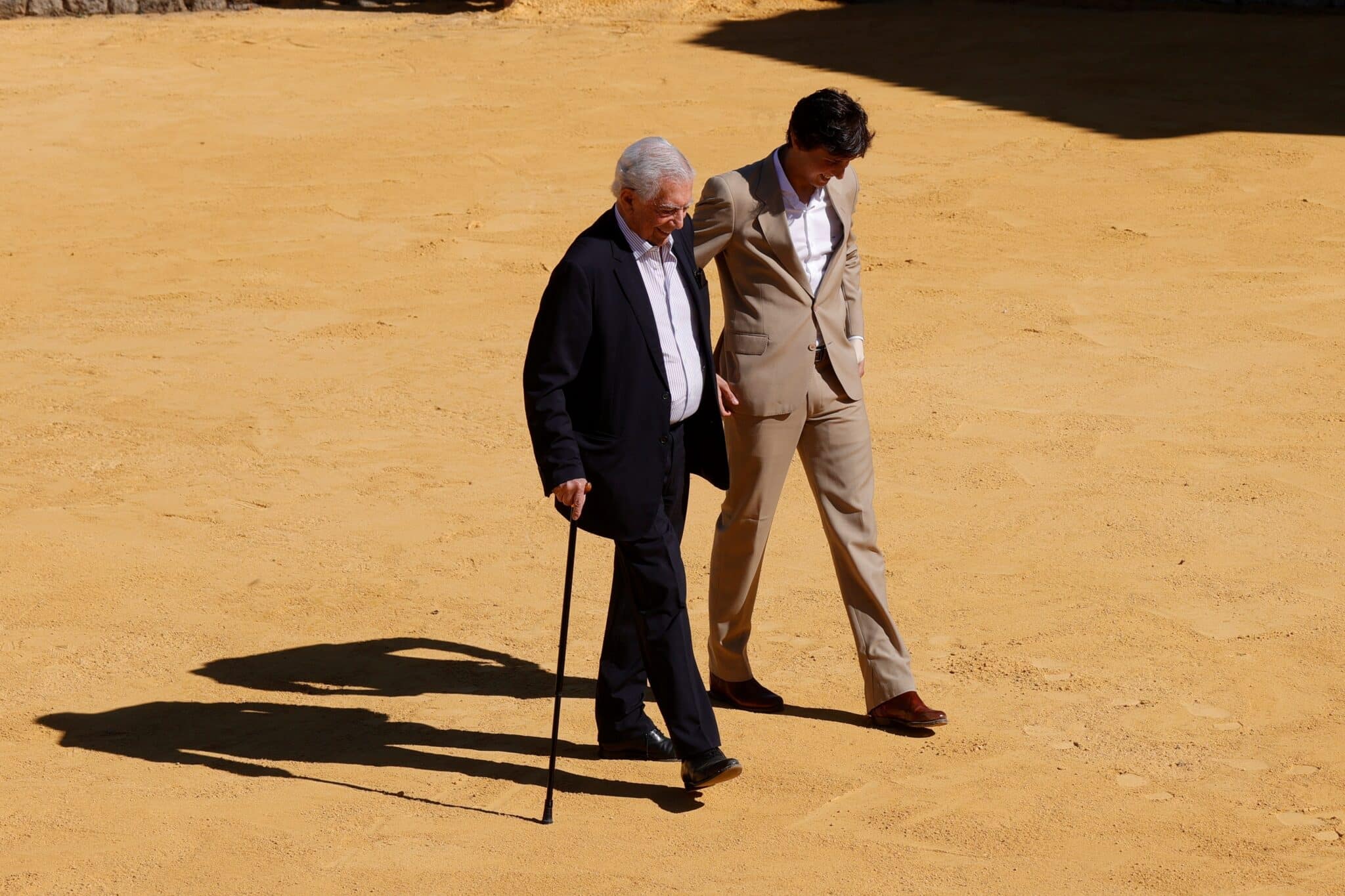 El escritor peruano Mario Vargas Llosa y el diestro peruano Roca Rey a su llegada a la jornada