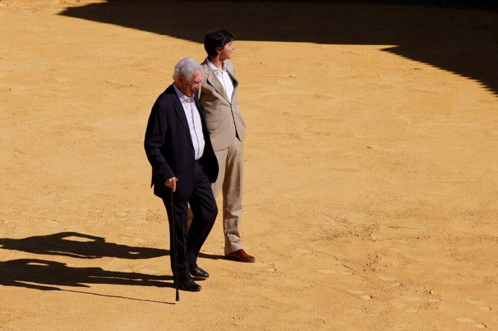 El escritor peruano Mario Vargas Llosa y el diestro peruano Roca Rey a su llegada a la jornada