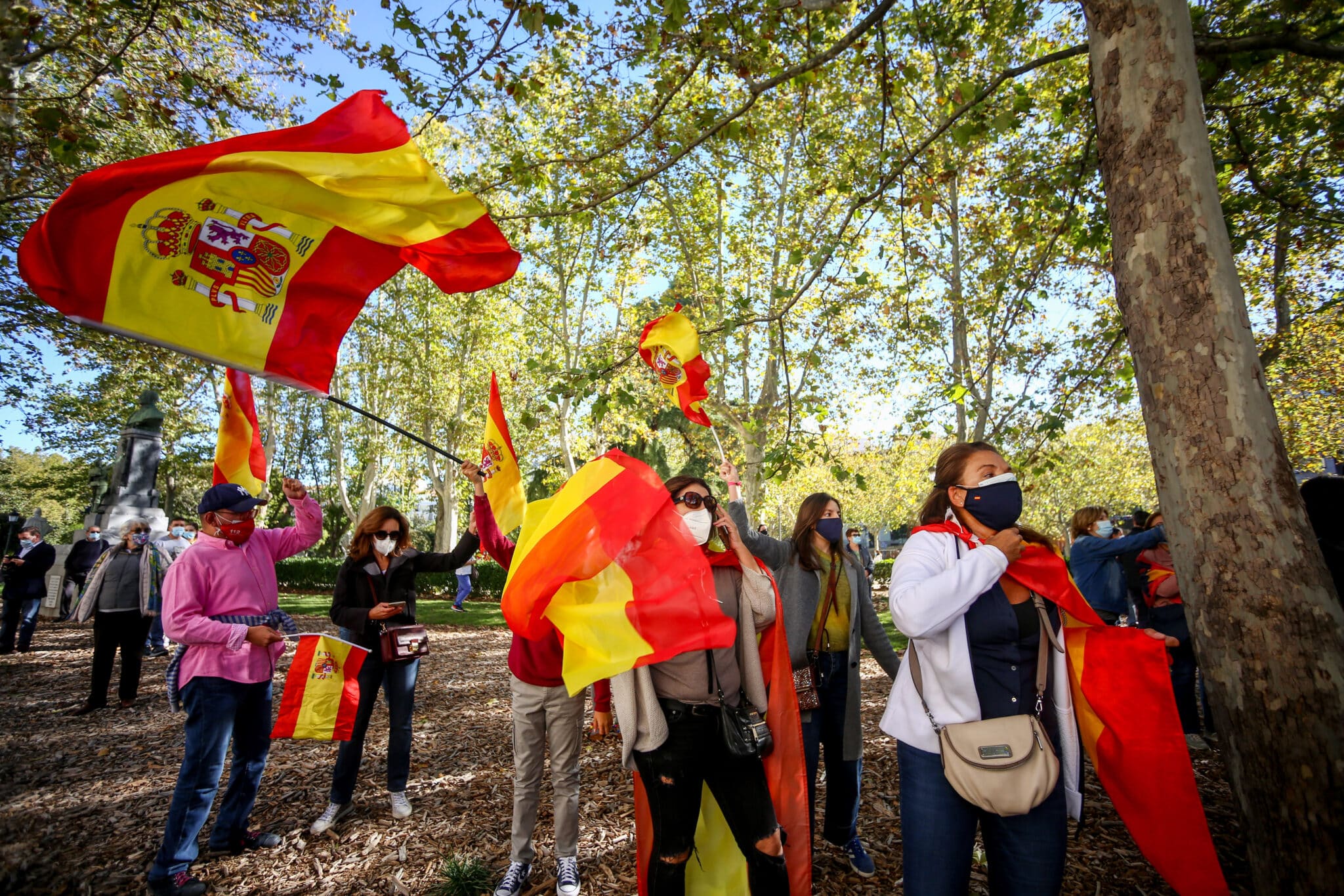 Varias personas se concentran con banderas de España en apoyo a la figura de Felipe VI