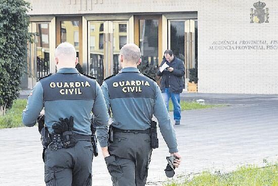 Dos agentes de la Guardia Civil en la Audiencia Porvincial de Benalmádena