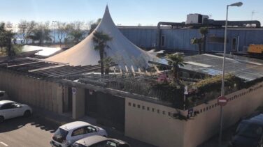 Denuncian a una discoteca por no dejar pasar a una chica: "Cuando bajes dos tonos de piel te dejaremos entrar"