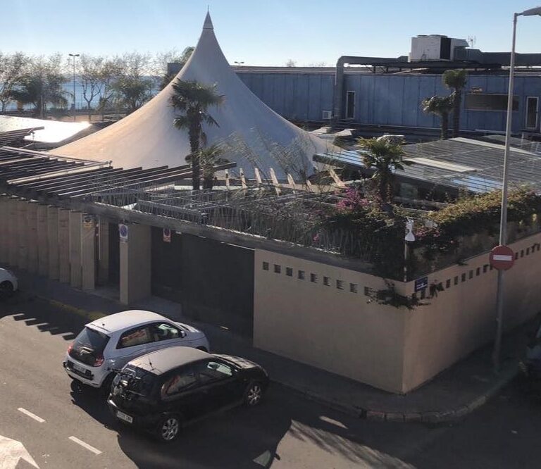 Denuncian a una discoteca por no dejar pasar a una chica: "Cuando bajes dos tonos de piel te dejaremos entrar"