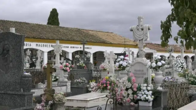 Fallece una anciana en el cementerio de Úbeda al caerse arreglando la tumba de su marido