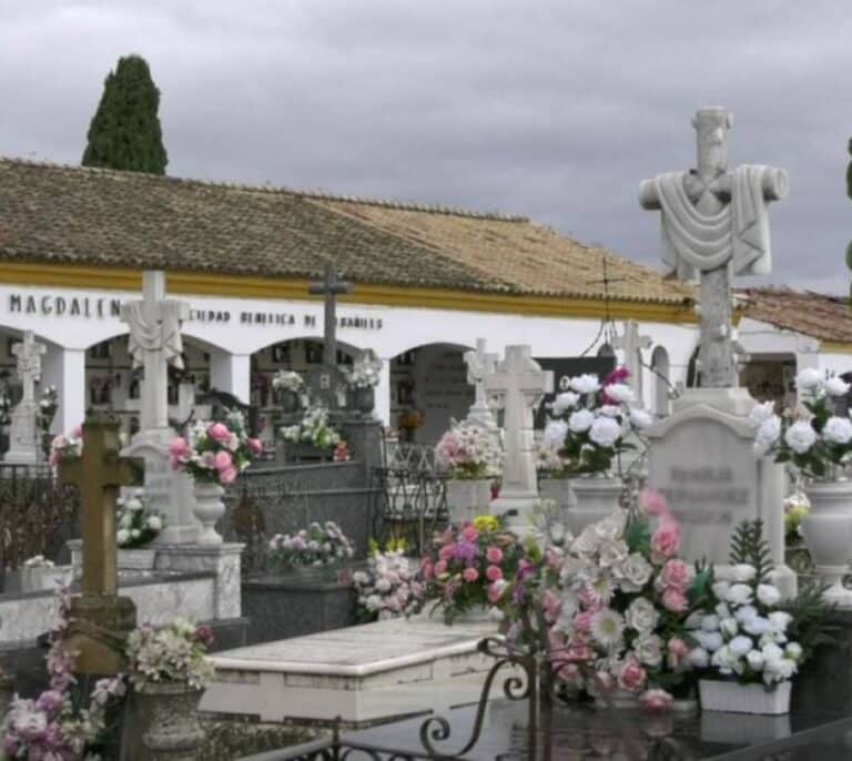 Fallece una anciana en el cementerio de Úbeda al caerse arreglando la tumba de su marido