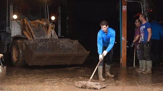 El tenista Rafa Nadal ayudando a los vecinos afectados por la riada de 2018. El tenista Rafa Nadal ayudando a los vecinos afectados por la riada de 2018.