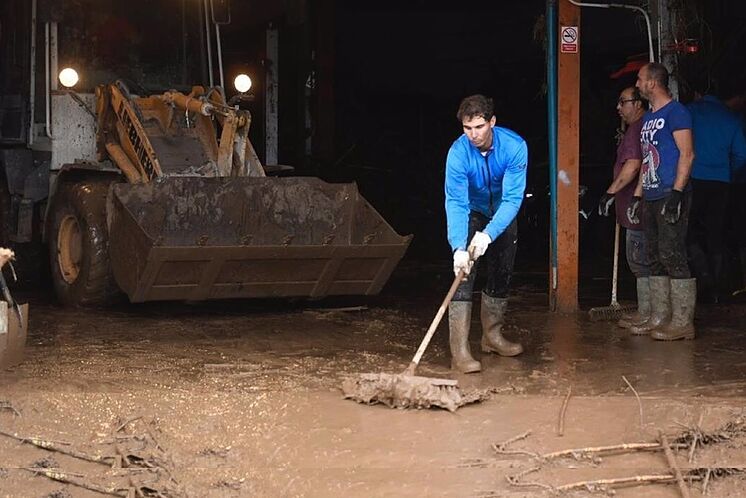 El tenista Rafa Nadal ayudando a los vecinos afectados por la riada de 2018.