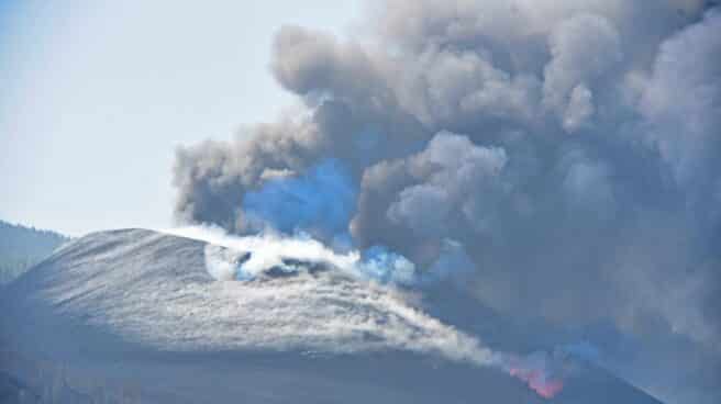 EL PASO (LA PALMA), Vista del volcán de Cumbre Vieja que este sábado continúa su actividad, registrando una intensa emisión de gases a través de un amplio campo de fumarolas. La colada de material magmático que emergió ayer de los dos nuevos centros emisores de lava que se abrieron a unos 600 metros del cono principal del volcán de Cumbre Vieja, en La Palma, ha tomado hoy contacto con la primera de las coladas que formó esta erupción volcánica.