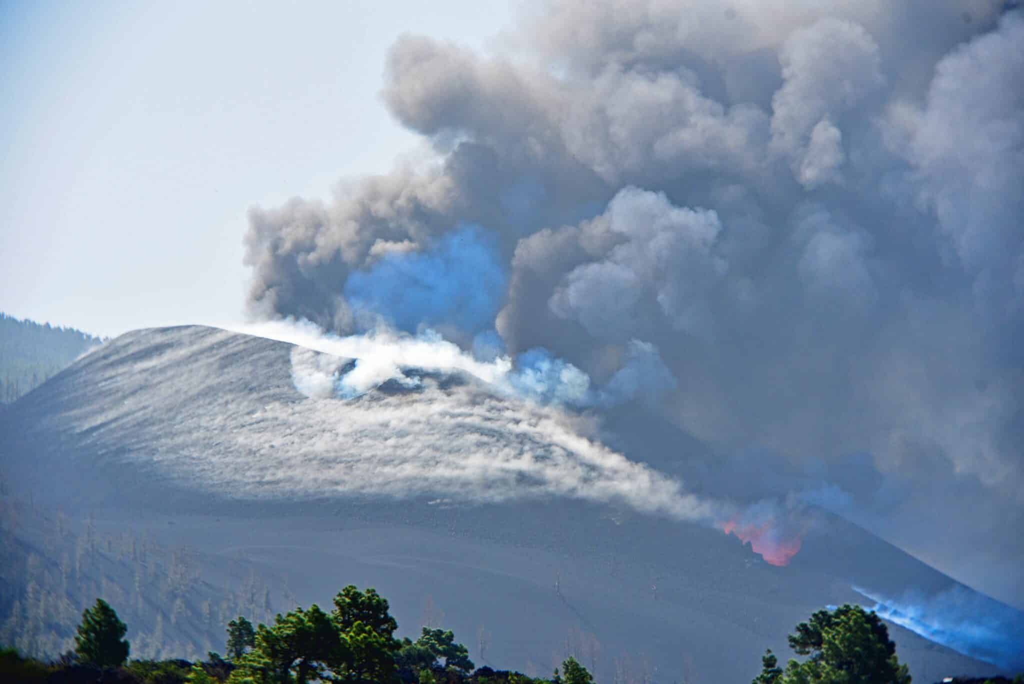 EL PASO (LA PALMA), Vista del volcán de Cumbre Vieja que este sábado continúa su actividad, registrando una intensa emisión de gases a través de un amplio campo de fumarolas. La colada de material magmático que emergió ayer de los dos nuevos centros emisores de lava que se abrieron a unos 600 metros del cono principal del volcán de Cumbre Vieja, en La Palma, ha tomado hoy contacto con la primera de las coladas que formó esta erupción volcánica.
