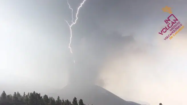 La espectacular foto de un rayo atravesando el penacho del volcán de La Palma