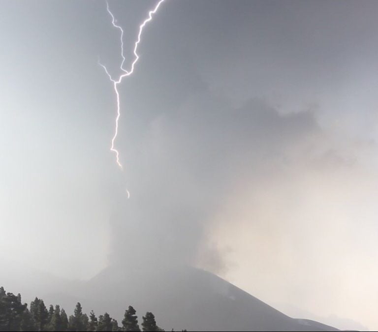 La espectacular foto de un rayo atravesando el penacho del volcán de La Palma