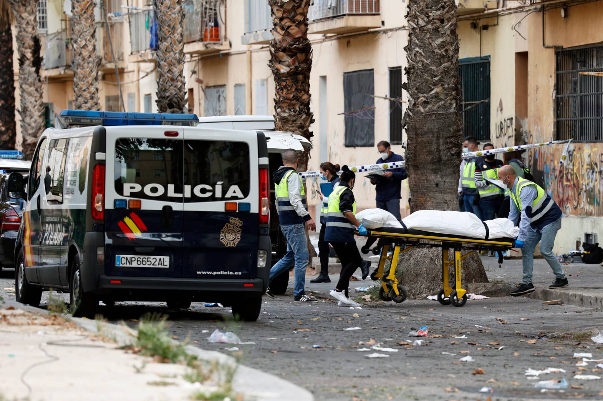 Retirada del cadáver en la Malvarrosa (Valencia).