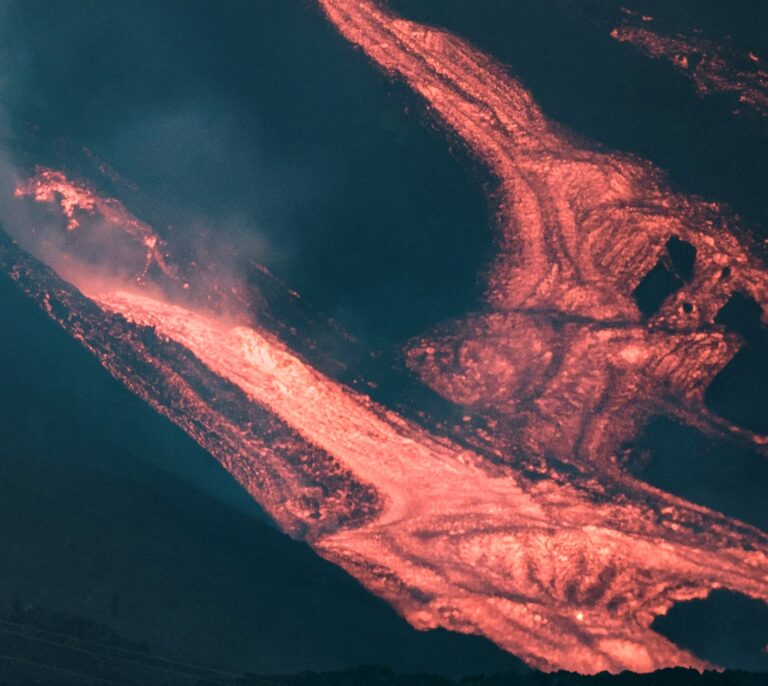 Una nueva boca del volcán de La Palma provoca un "impresionante desbordamiento de lava"