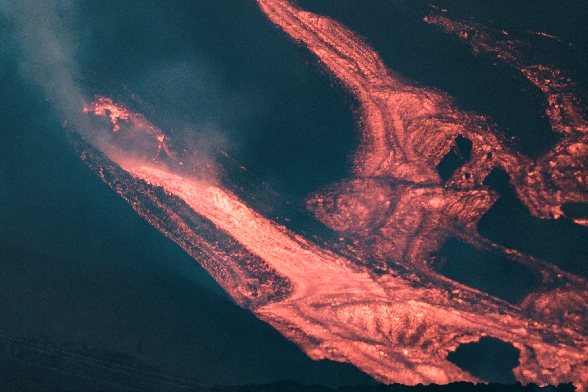 Una nueva boca del volcán de La Palma provoca un "impresionante desbordamiento de lava"