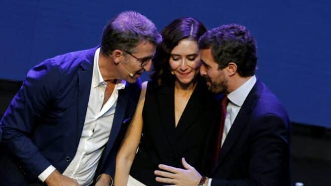La presidenta de la Comunidad de Madrid, Isabel Díaz Ayuso (c), el presidente de la Xunta de Galicia, Álberto Núñez Feijoo (i), y el líder del PP Pablo Casado.