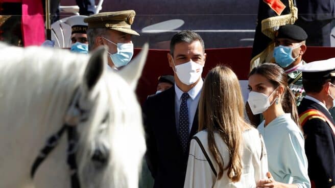 Sánchez departe con el Rey y su familia en el desfile del 12 de octubre.