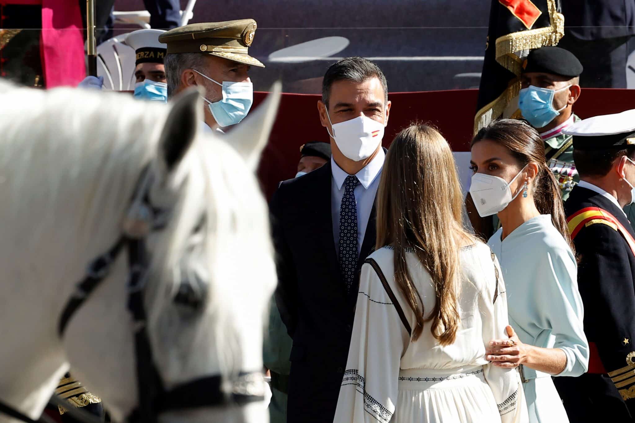 Sánchez departe con el Rey y su familia en el desfile del 12 de octubre.
