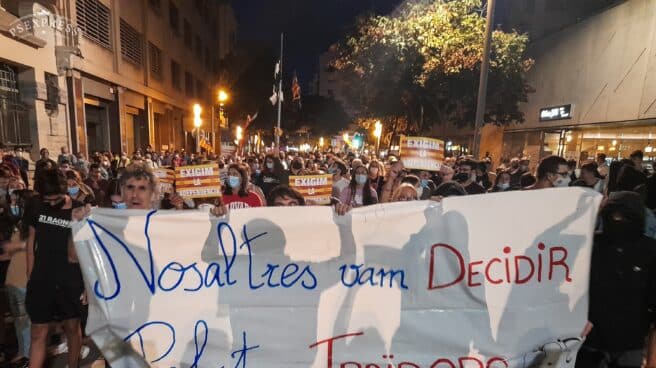 Varias personas con una pancarta en la que se lee: 'Nosaltres vam decidir, politics traidors', durante una manifestación por el referéndum del 1-O en Cataluña