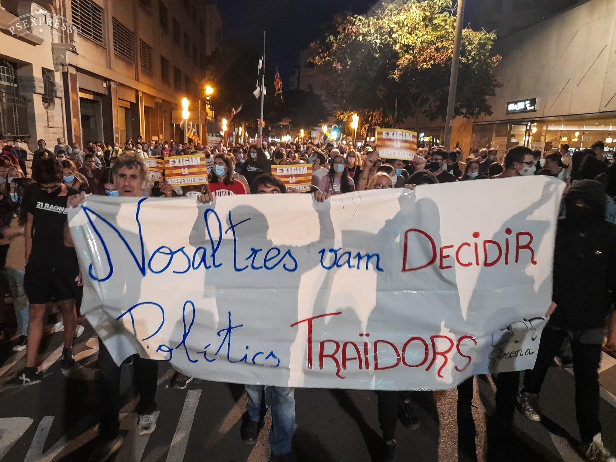 Varias personas con una pancarta en la que se lee: 'Nosaltres vam decidir, politics traidors', durante una manifestación por el referéndum del 1-O en Cataluña