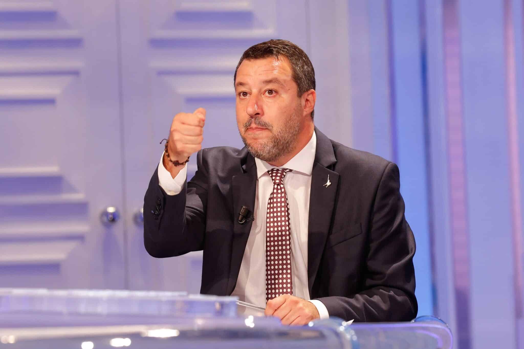 Matteo Salvini asiste al programa de televisión italiano Rai 1 'Porta a Porta' presentado por el periodista italiano Bruno Vespa (invisible), en Roma