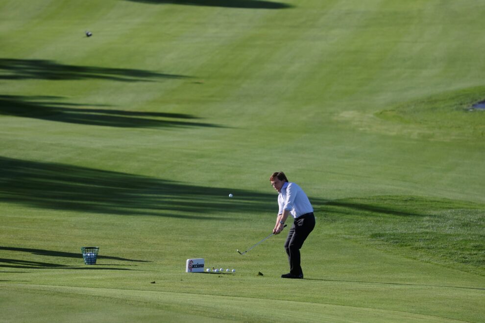 Martínez-Almeida juega en la presentación del Acciona Open de España de golf.