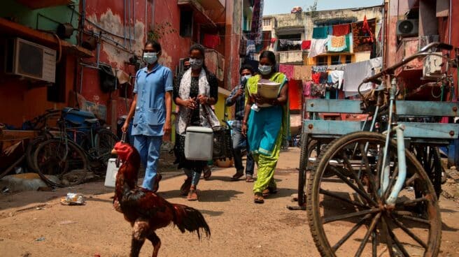La ciencia avisa: la salud depende de la lucha contra el cambio climático Vacunación puerta a puerta del Covid en India.