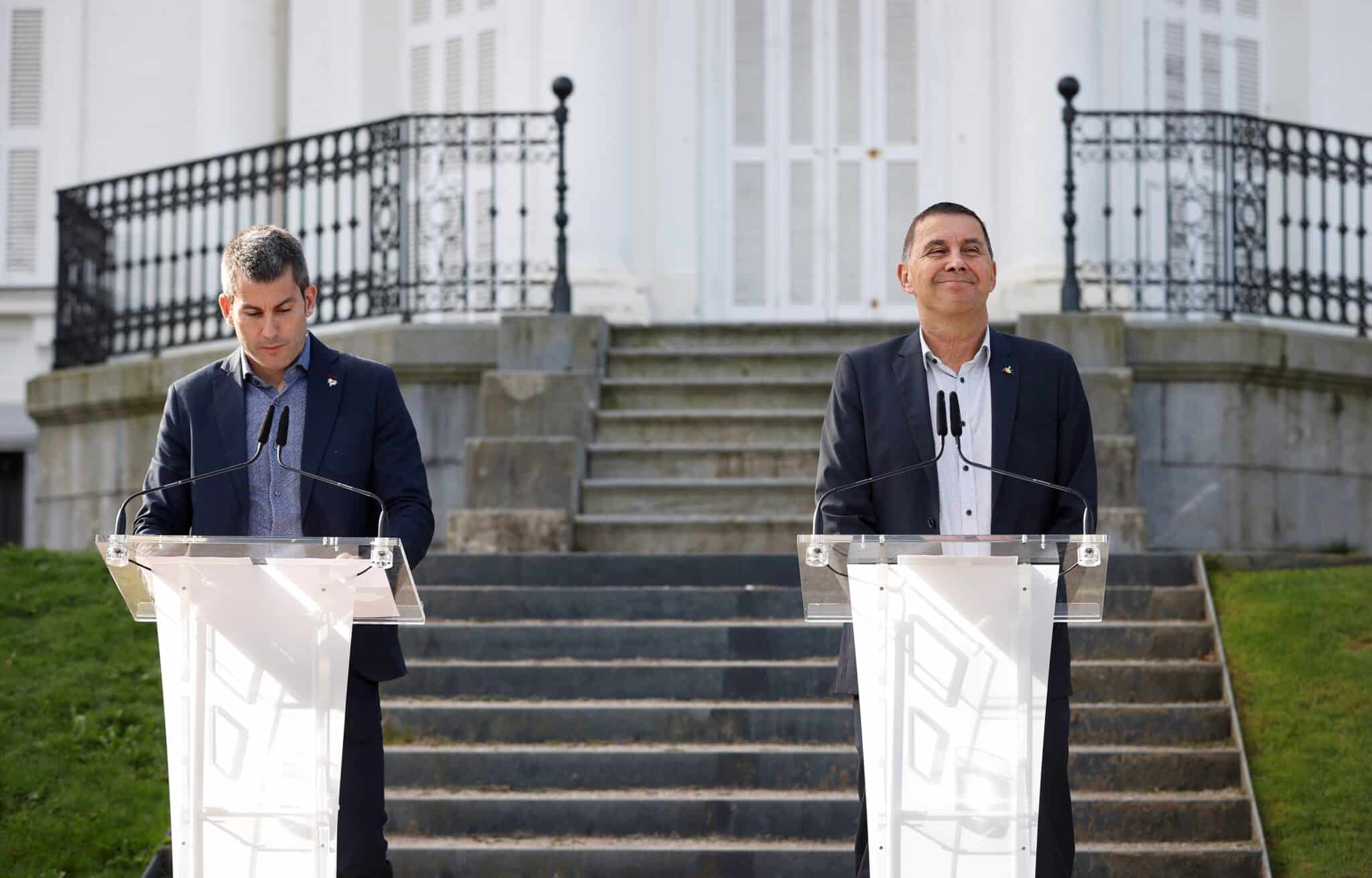 El secretario general de Sortu, Arkaitz Rodríguez, y el coordinador general de EH Bildu, Arnaldo Otegi.