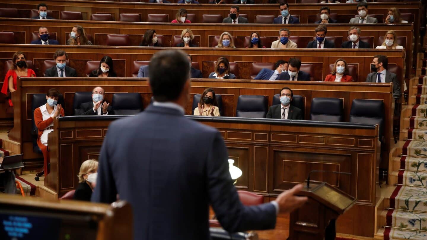 El presidente del Gobierno, Pedro Sánchez (de espaldas) contesta al líder del Partido Popular, Pablo Casado durante la sesión de control al Gobierno