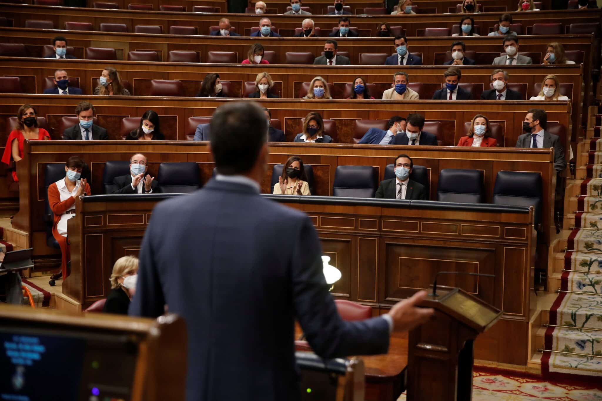 El presidente del Gobierno, Pedro Sánchez (de espaldas) contesta al líder del Partido Popular, Pablo Casado durante la sesión de control al Gobierno
