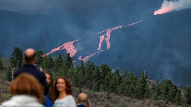 Los últimos derrames del volcán ensanchan la colada parada en La Laguna y se reactivan las otras El comité científico del Plan de Emergencias Volcánicas de Canarias (Pevolca) ha constatado una mayor irrigación de lava al resto de coladas