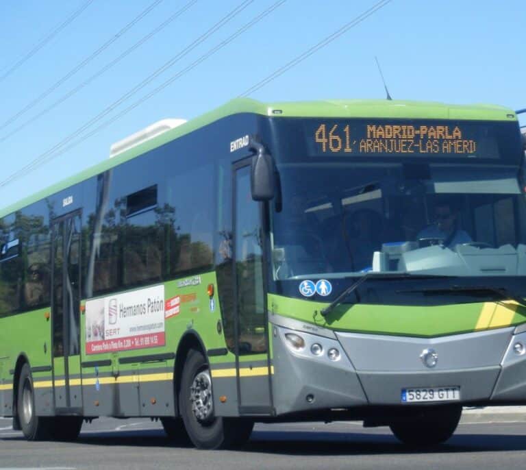 Un hombre de 76 años es atropellado por un autobús interurbano en Parla