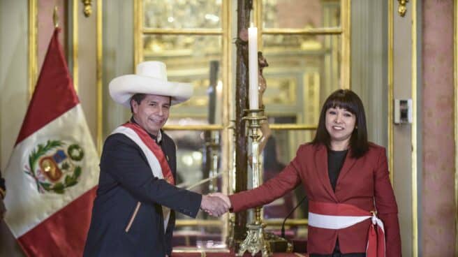 Primer cambio en el gobierno de Castillo: sale Bellido y entra Vásquez Pedro Castillo en la jura de Mirtha Vésquez como jefa del gobierno