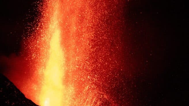 Nueva rotura del cono provoca más desbordamiento de la lava en Cumbre Vieja Involcan, ha informado de una nueva rotura del cono del volcán de Cumbre Vieja, hoy lunes en La Palma, lo que ha provocado más desbordamientos de lava y desprendimientos