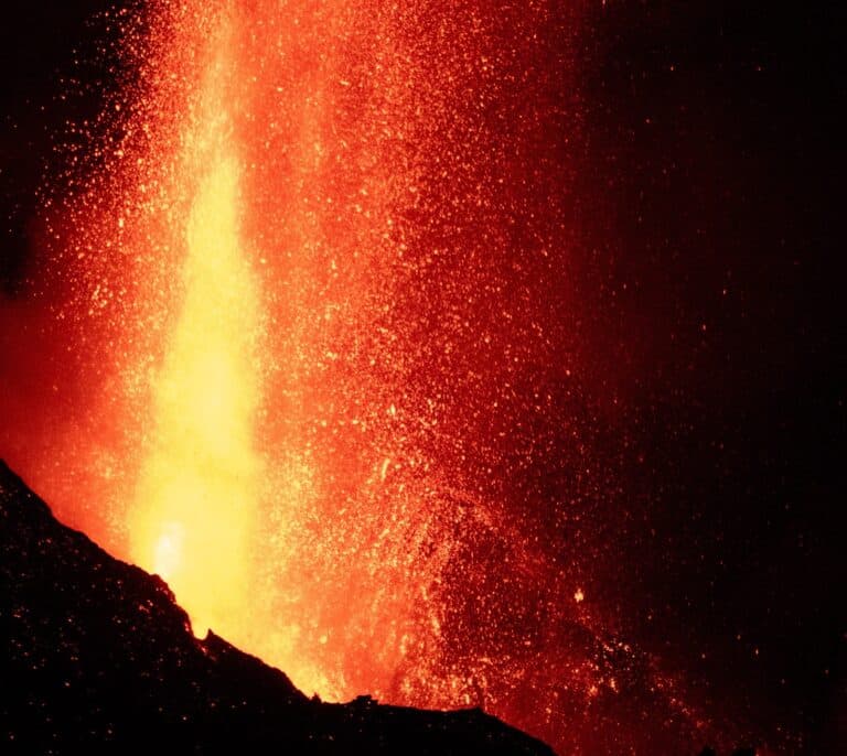 La violenta actividad del volcán de La Palma provoca chorros de lava de 600 metros de altura