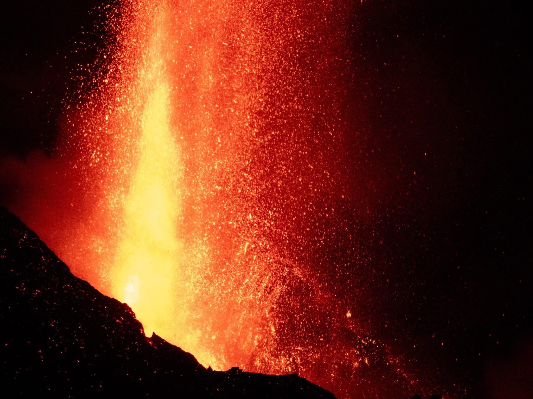 Involcan, ha informado de una nueva rotura del cono del volcán de Cumbre Vieja, hoy lunes en La Palma, lo que ha provocado más desbordamientos de lava y desprendimientos