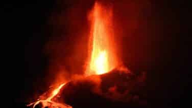 Así avanza la colada del volcán de La Palma hacia el mar en la zona de Tacande