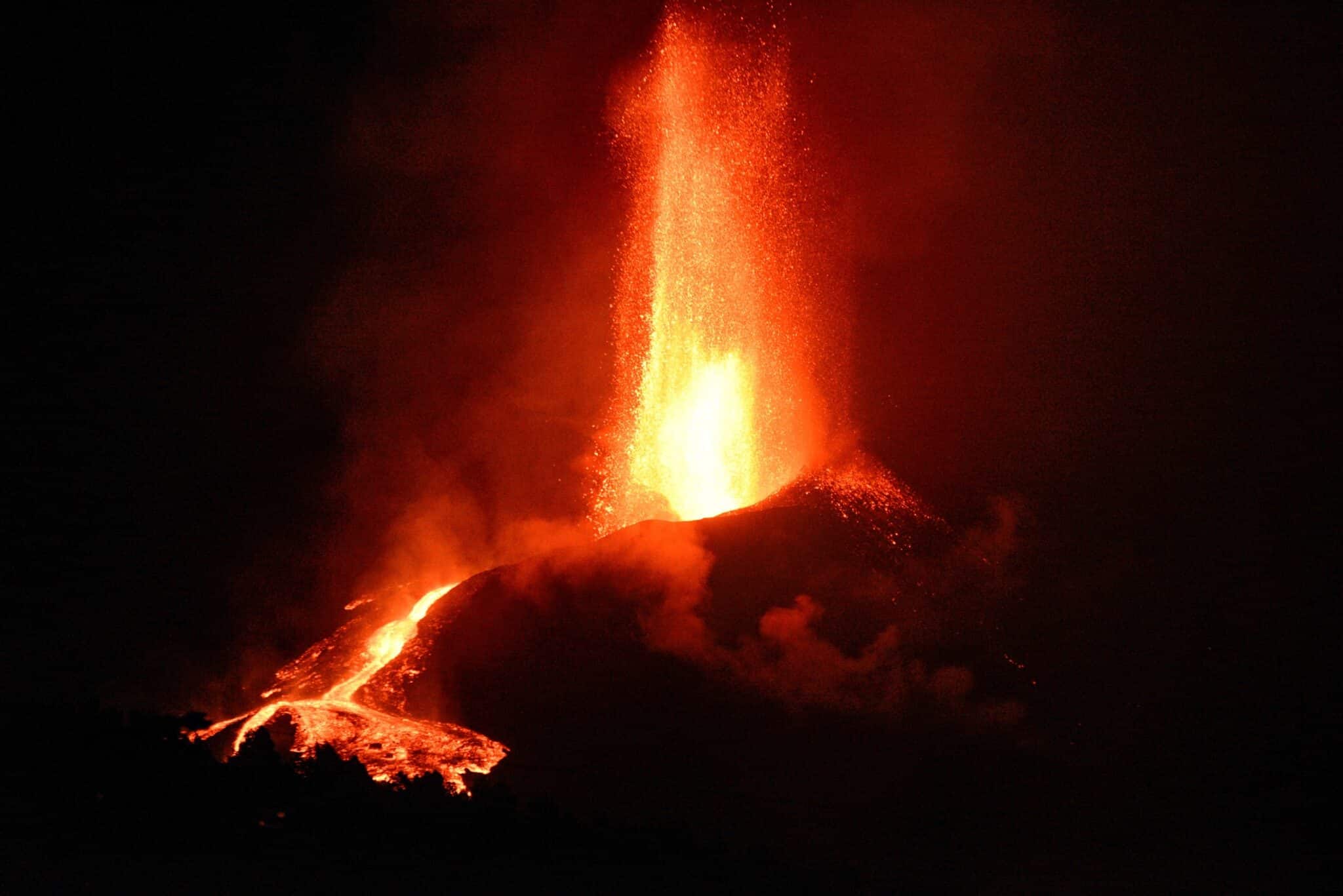 Así avanza la colada del volcán de La Palma hacia el mar en la zona de Tacande