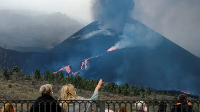 Los gases y las cenizas del volcán provocan que la calidad del aire se declare "extremadamente desfavorable"